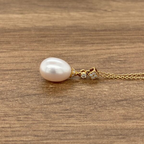 Gold necklace with pearl and diamonds.