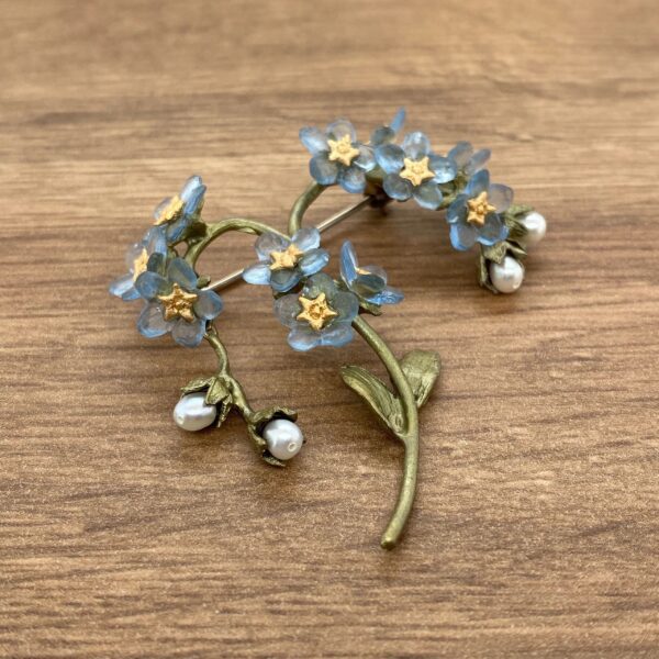 Forget-me-not flower brooch with pearls.