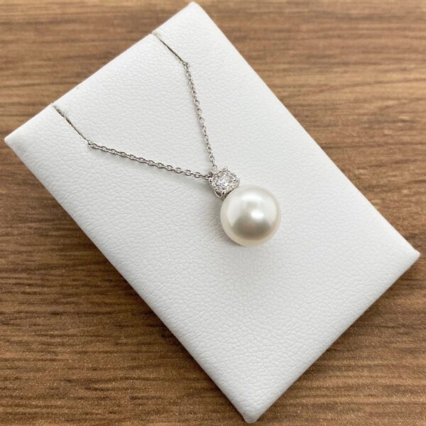 Silver chain with pearl and diamond pendant.