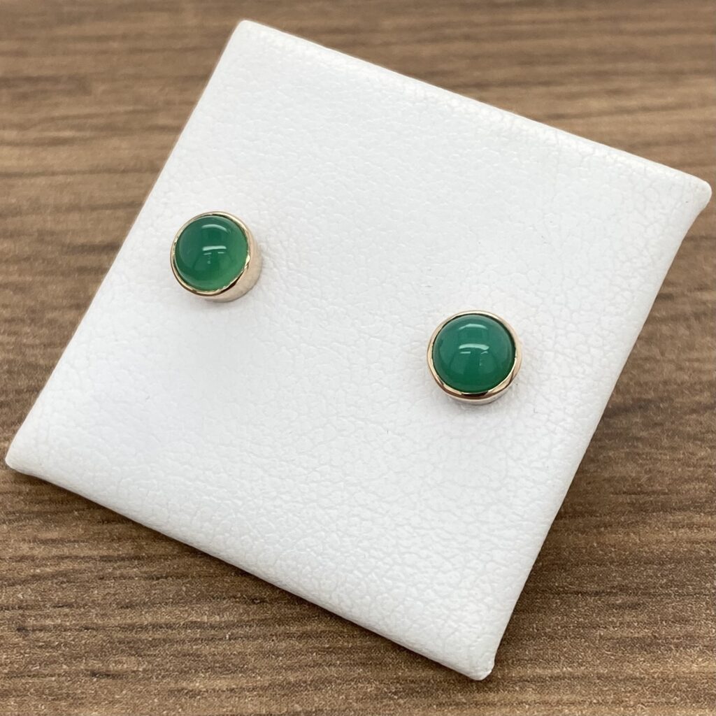 Emerald stud earrings in 14k gold.