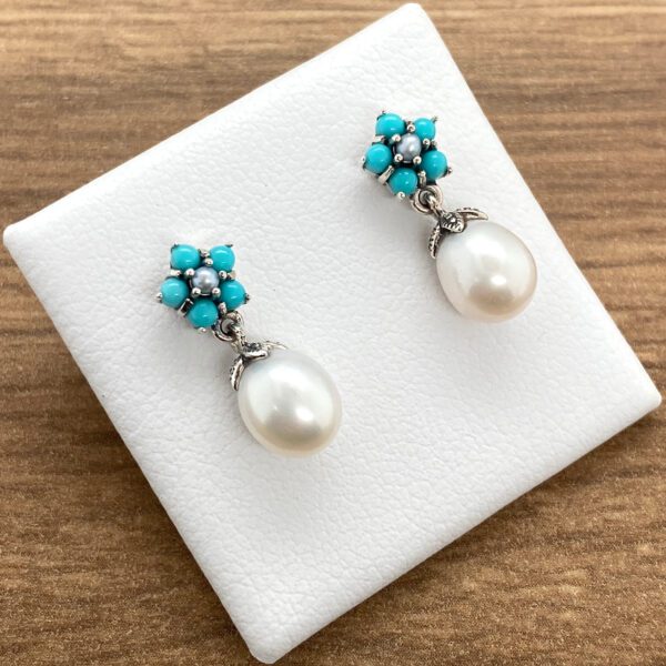 Turquoise and pearl flower earrings.