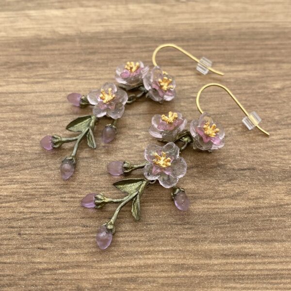 Floral dangle earrings with pink flowers.