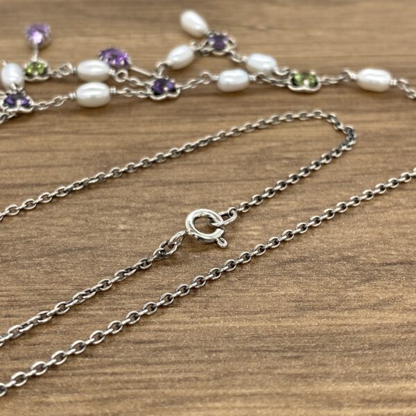 Silver chain necklace with clasp.