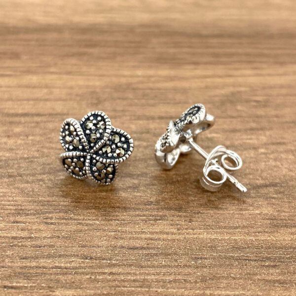 Silver marcasite flower stud earrings.