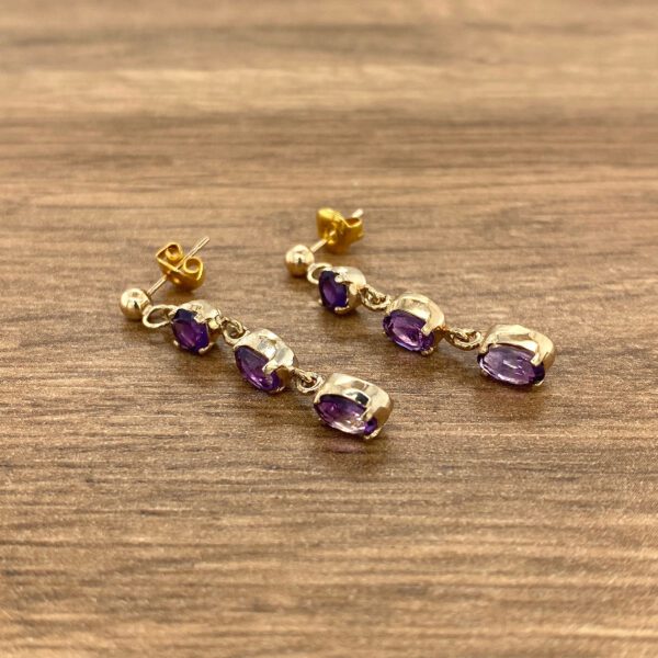 Amethyst dangle earrings, gold.