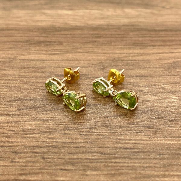 Gold peridot dangling earrings.