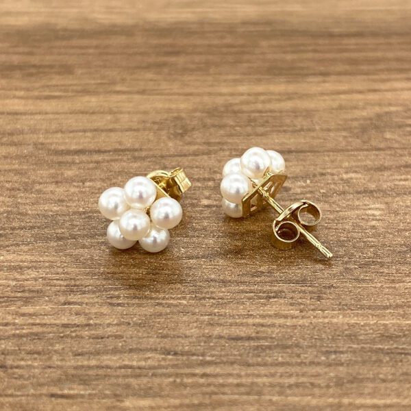 Gold pearl cluster stud earrings.