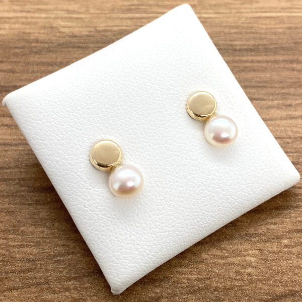 Gold and pearl stud earrings.