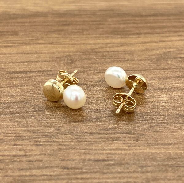 Gold pearl stud earrings.