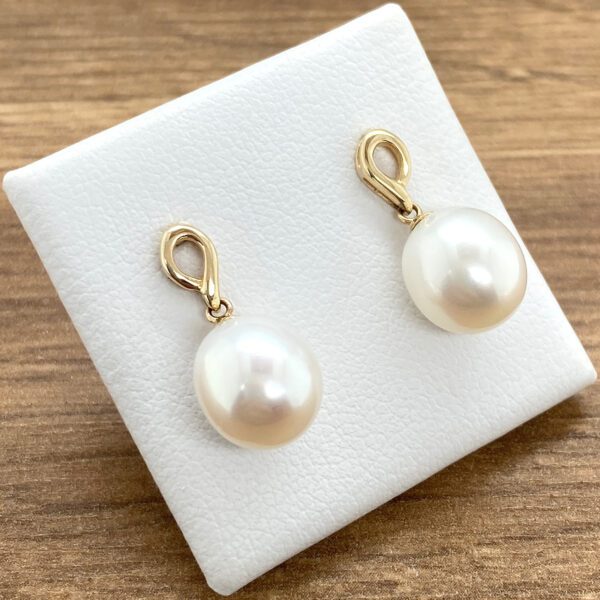 Elegant pearl and gold earrings.