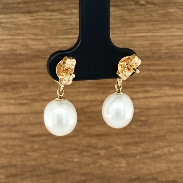 Elegant gold pearl drop earrings.