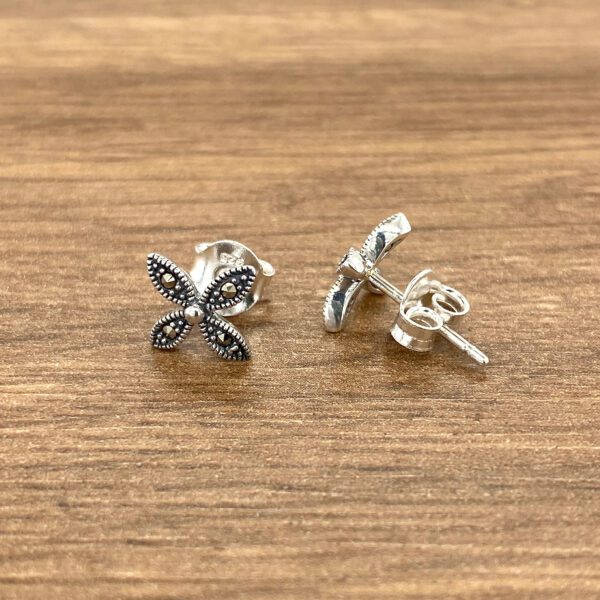 Silver marcasite flower stud earrings.