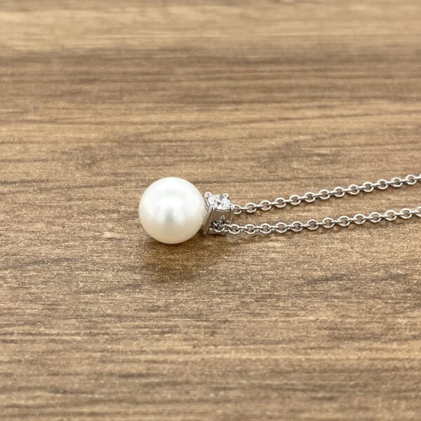 Elegant pearl and diamond necklace.