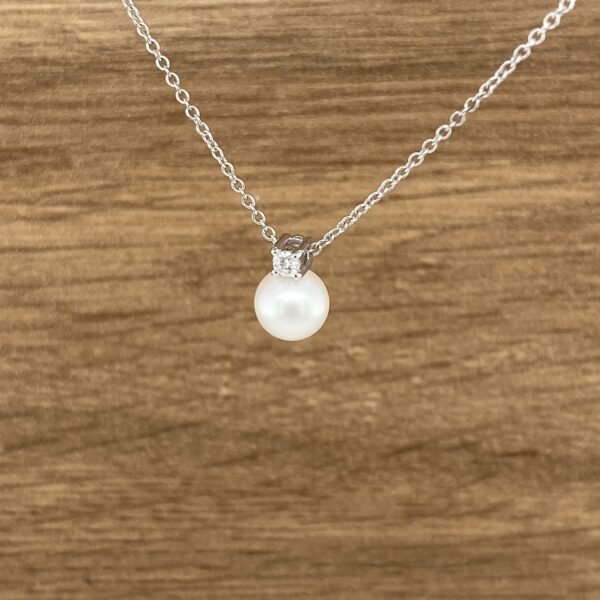 Elegant pearl and diamond necklace.