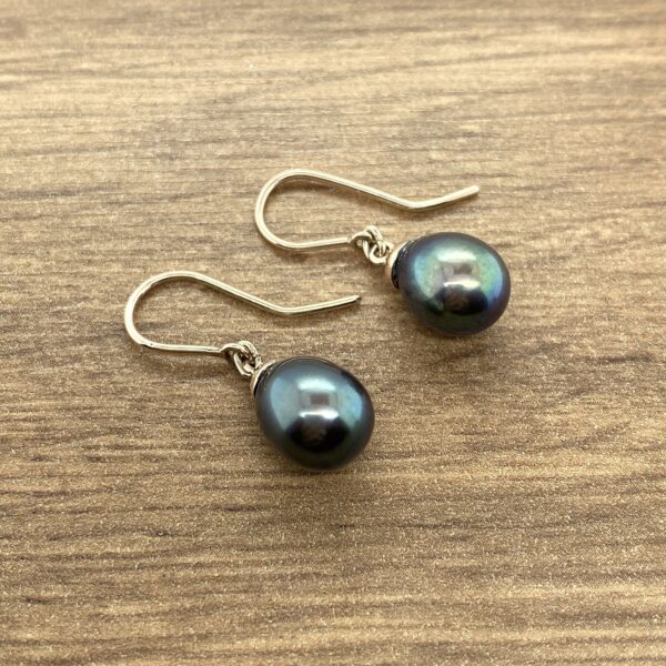 Elegant dark pearl drop earrings.