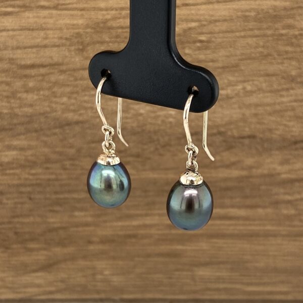 Dark pearl silver dangle earrings.