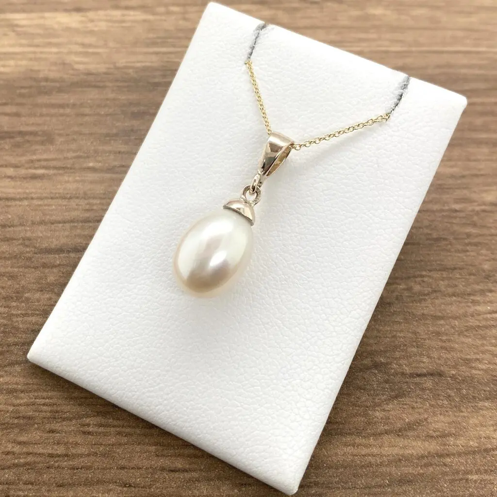 Elegant pearl pendant necklace.