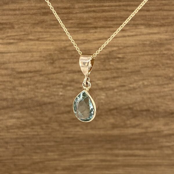 Gold aquamarine pear pendant necklace.